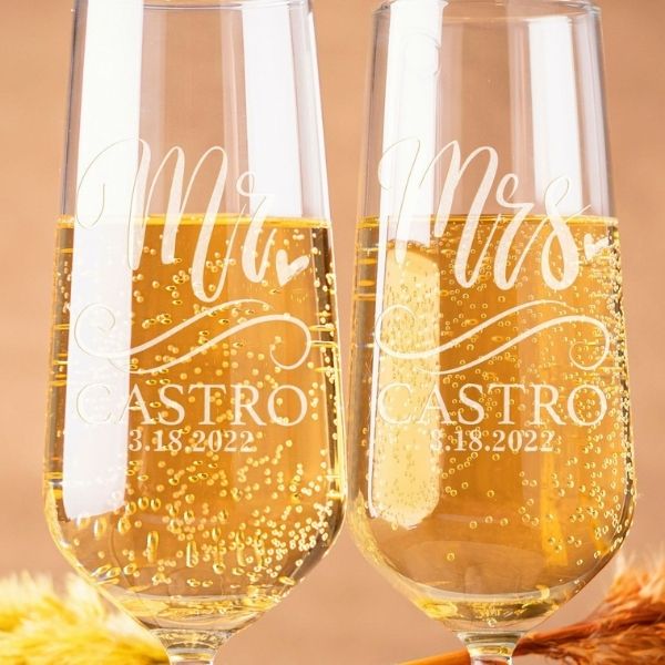 hochzeitsgeschenk-personalisiert-champagner-glas